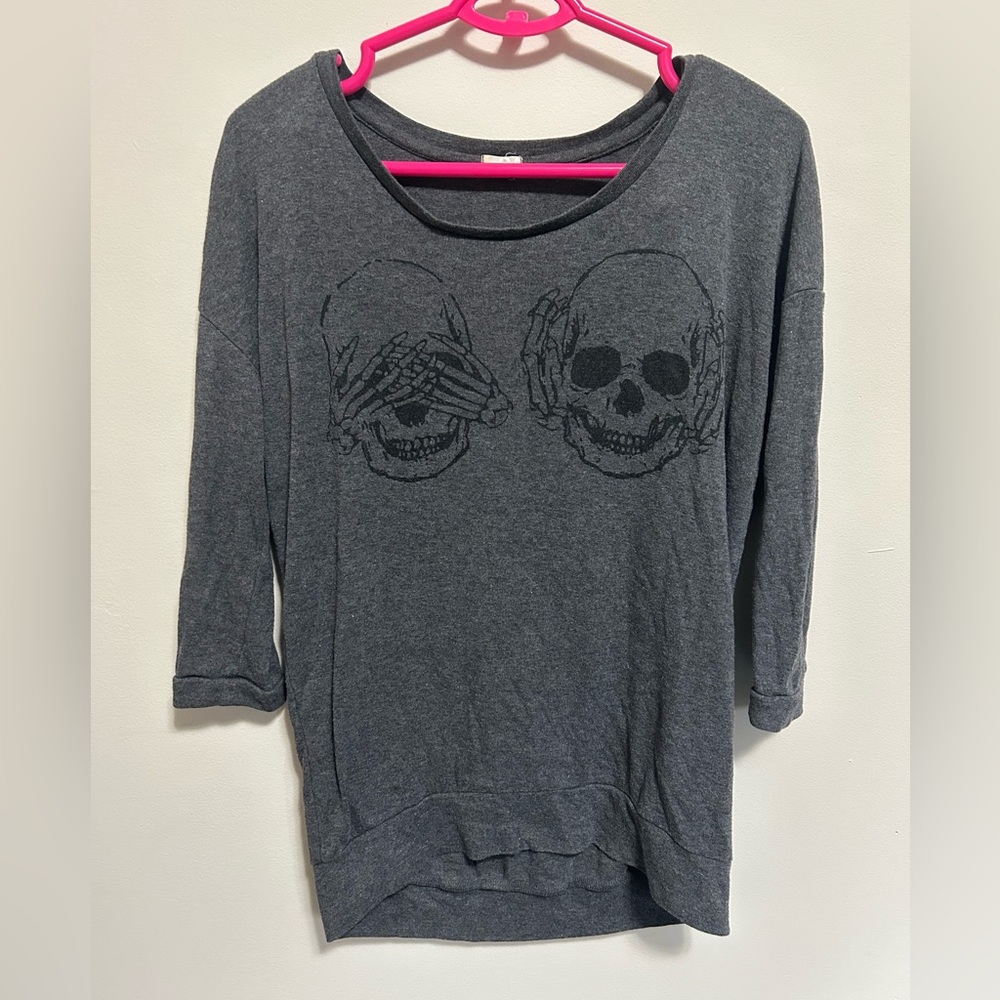 Garage grey skull 3/4 sleeve shirt size small